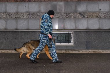 Eğitimli köpeği olan kadın polis memurları. Alman çoban köpeği..