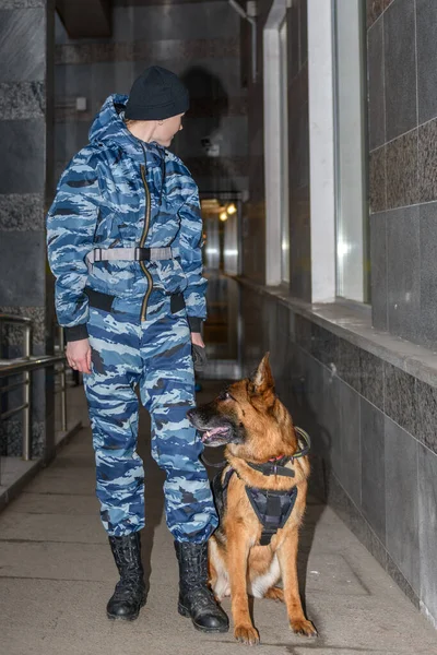 Des Policières Avec Chien Dressé Chien Police Berger Allemand — Photo