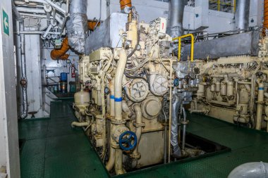 Denizci motoru. Dizel jeneratör. Makine dairesi içi..