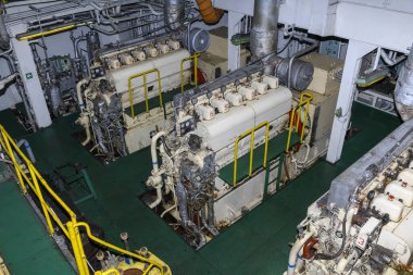 Denizci motoru. Dizel jeneratör. Makine dairesi içi..