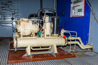 Direksiyon takımı. Dümen makinesi. Hidrolik pompa. Denizci motoru. Büyük bir geminin dümen odası..