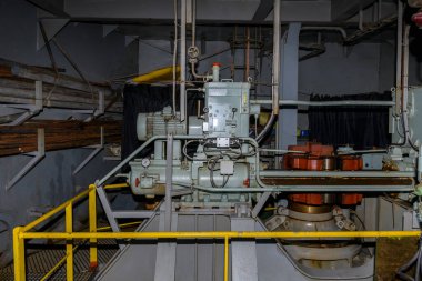 Denizci motoru. Dizel jeneratör. Makine dairesi içi..