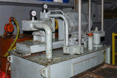 Direksiyon takımı. Dümen makinesi. Hidrolik pompa. Denizci motoru. Büyük bir geminin dümen odası..