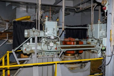 Direksiyon takımı. Dümen makinesi. Hidrolik pompa. Denizci motoru. Büyük bir geminin dümen odası..