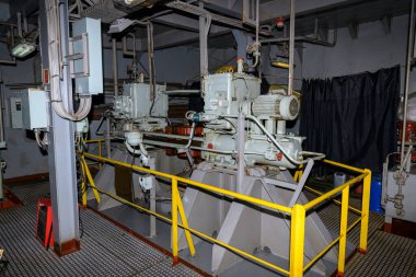 Direksiyon takımı. Dümen makinesi. Hidrolik pompa. Denizci motoru. Büyük bir geminin dümen odası..