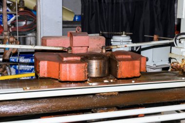 Direksiyon takımı. Dümen makinesi. Hidrolik pompa. Denizci motoru. Büyük bir geminin dümen odası..