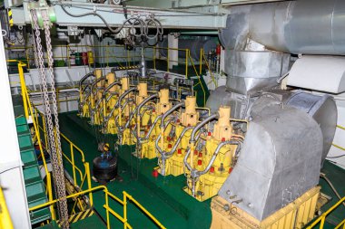 Denizci motoru. Dizel jeneratör. Makine dairesi içi..