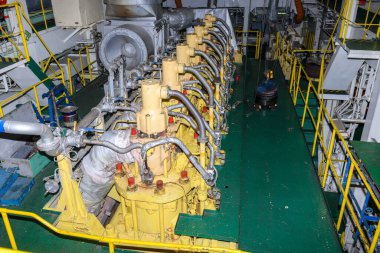 Denizci motoru. Dizel jeneratör. Makine dairesi içi..