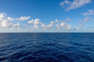 Deniz manzarası, mavi deniz. Sakin bir hava. Gemiden görüntüle.