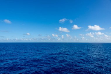 Deniz manzarası, mavi deniz. Sakin bir hava. Gemiden görüntüle.