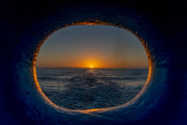 Zicht Zonsondergang Gooi Patrijspoort Het Schip Achtersteven Prachtige Zeegezicht Golven — Stockfoto