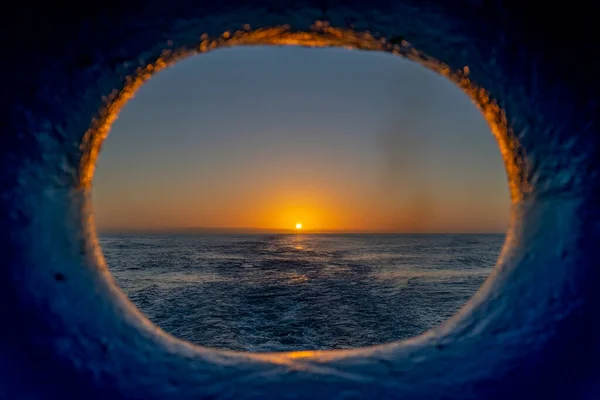 Zicht Zonsondergang Gooi Patrijspoort Het Schip Achtersteven Prachtige Zeegezicht Golven — Stockfoto