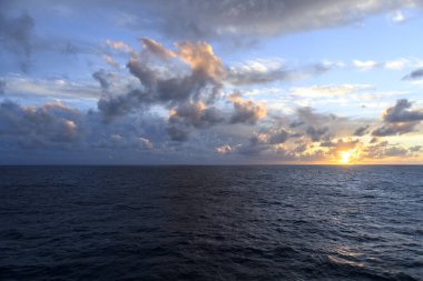 Deniz manzarası, mavi deniz. Denizde gün batımı. Sakin bir hava. Kargo gemisinden görüntü. Denizde çalışmak. Ticari nakliye.
