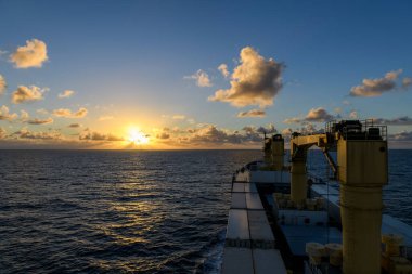 Deniz manzarası, mavi deniz. Denizde gün batımı. Sakin bir hava. Kargo gemisinden görüntü. Denizde çalışmak. Ticari nakliye.