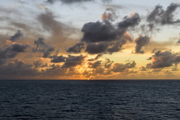 蓝色海 日落在海上 平静的天气从货轮上看 在海上工作 商业航运 — 图库照片