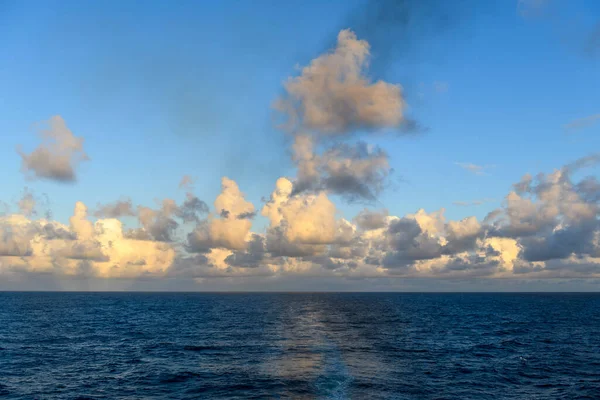 Seascape Modré Moře Západ Slunce Moři Klidné Počasí Pohled Nákladní — Stock fotografie