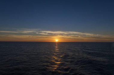 Denizde gün batımı. Deniz manzarası, mavi deniz. Sakin bir hava. Kargo gemisinden görüntü.