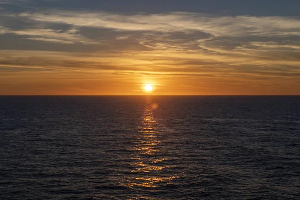 日落在海上 蓝色海 平静的天气从货船上观看 — 图库照片