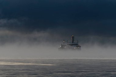 Akşamları motor kullanarak manevra yapma kabiliyetinde kısıtlama var. Gemi tarama yapıyor. Dredger denizde çalışıyor. Çarpışma yönetmelikleri.