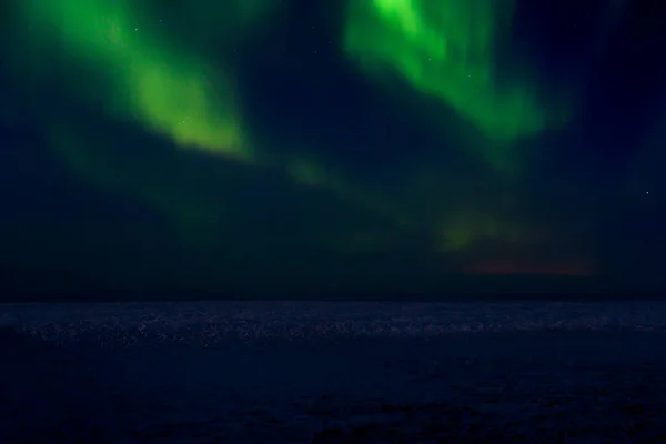 夜空中的北极光 北极光美丽的北极光与星星在天空中 — 图库照片