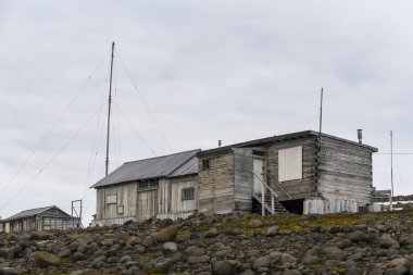 Rus araştırma ve kutup keşif üssü Tikhaya Körfezi 'nde (Tikhaya Bukhta) Franz Josef Land takımadaları üzerine. Kuzey Kutbu 'ndaki ahşap binalar.