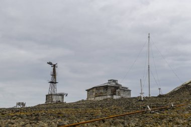 Rus araştırma ve kutup keşif üssü Tikhaya Körfezi 'nde (Tikhaya Bukhta) Franz Josef Land takımadaları üzerine. Kuzey Kutbu 'ndaki ahşap binalar.