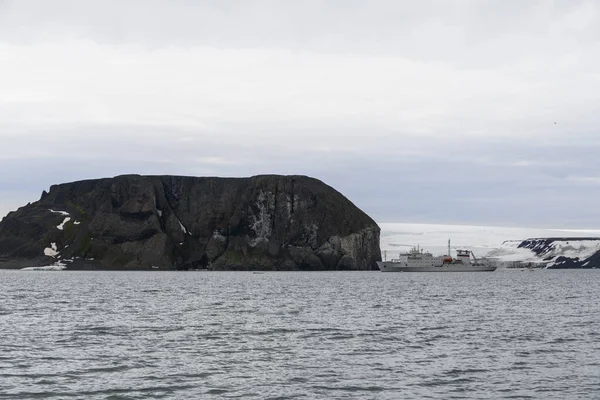 Экспедиционный Корабль Арктическом Море Льдом Белые Исследовательские Суда — стоковое фото