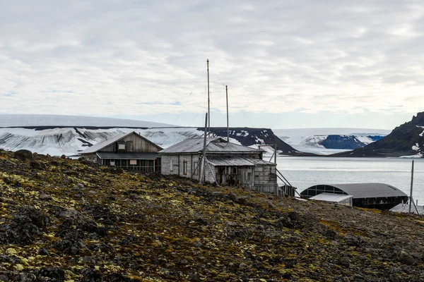 フランツ ヨゼフ ランド諸島のティカヤ湾 ティカヤ ブクタ におけるロシアの研究と極地探検基地 北極に木造建築物 — ストック写真