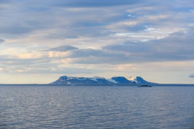 Yaz mevsiminde kutup manzarası. Franz Jozef Adaları takımadaları. Flora Burnu, Gukera Adası. Rubini Kayası.