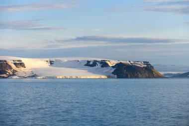 Yaz mevsiminde kutup manzarası. Franz Jozef Adaları takımadaları. Flora Burnu, Gukera Adası. Rubini Kayası.