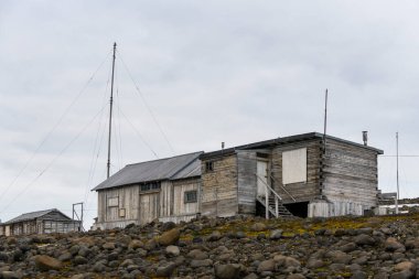Rus araştırma ve kutup keşif üssü Tikhaya Körfezi 'nde (Tikhaya Bukhta) Franz Josef Land takımadaları üzerine. Kuzey Kutbu 'ndaki ahşap binalar.