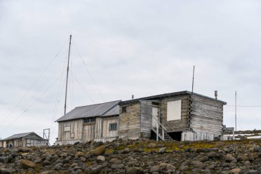 Rus araştırma ve kutup keşif üssü Tikhaya Körfezi 'nde (Tikhaya Bukhta) Franz Josef Land takımadaları üzerine. Kuzey Kutbu 'ndaki ahşap binalar.