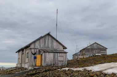 Rus araştırma ve kutup keşif üssü Tikhaya Körfezi 'nde (Tikhaya Bukhta) Franz Josef Land takımadaları üzerine. Kuzey Kutbu 'ndaki ahşap binalar.