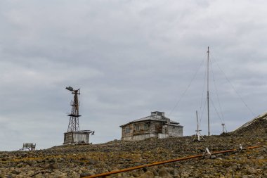 Rus araştırma ve kutup keşif üssü Tikhaya Körfezi 'nde (Tikhaya Bukhta) Franz Josef Land takımadaları üzerine. Kuzey Kutbu 'ndaki ahşap binalar.