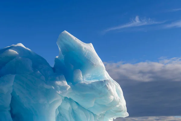 晴れた日に北極海の美しい氷山 海の中の氷の大きな部分を閉じる — ストック写真