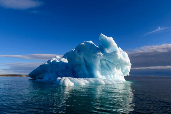 Prachtige Ijsberg Arctische Zee Zonnige Dag Groot Stuk Ijs Zee — Stockfoto