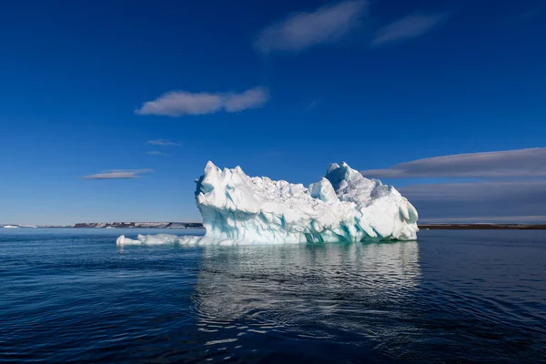 阳光明媚的北冰洋上美丽的冰山 海面上的大块冰靠近了 — 图库照片