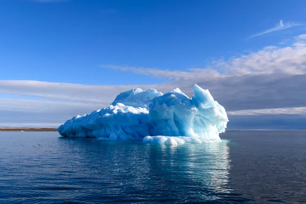 Гарний Айсберг Арктичному Морі Сонячний День Великий Шматок Льоду Морі — стокове фото