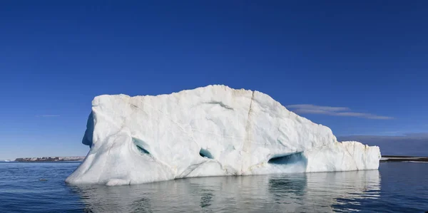 阳光明媚的北冰洋上美丽的冰山 海面上的大块冰靠近了 — 图库照片