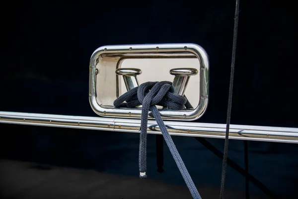 Bollard Aço Inoxidável Polido Com Corda Amarração Casco Azul Escuro — Fotografia de Stock