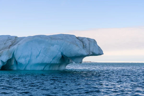 Piękna Góra Lodowa Morzu Arktycznym Słoneczny Dzień Duży Kawałek Lodu — Zdjęcie stockowe