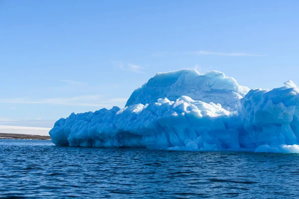 Vackert Isberg Arktiska Havet Solig Dag Stor Bit Havet Nära — Stockfoto