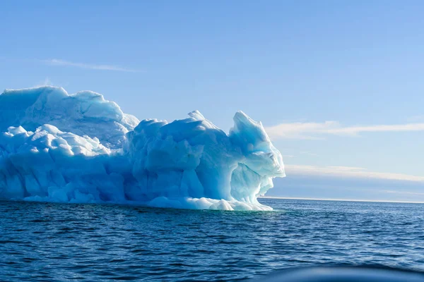 Belo Iceberg Mar Ártico Dia Ensolarado Grande Pedaço Gelo Mar — Fotografia de Stock