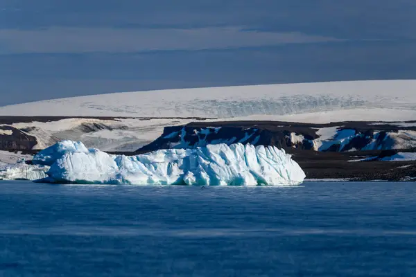 Belo Iceberg Mar Ártico Dia Ensolarado Grande Pedaço Gelo Mar — Fotografia de Stock