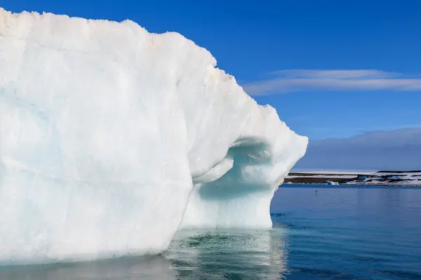Gyönyörű Jéghegy Északi Sarkvidéken Napsütéses Napokon Nagy Jégdarab Tengerben Közelről — Stock Fotó