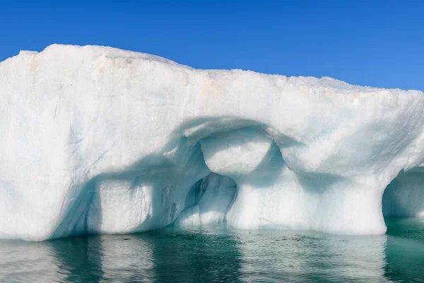 Krásný Ledovec Arktickém Moři Slunečného Dne Velký Kus Ledu Moři — Stock fotografie