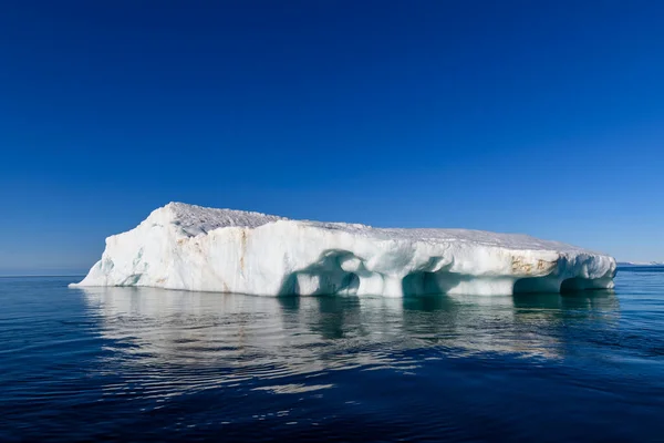 Gunung Indah Laut Arktik Pada Hari Yang Cerah Potongan Besar — Stok Foto