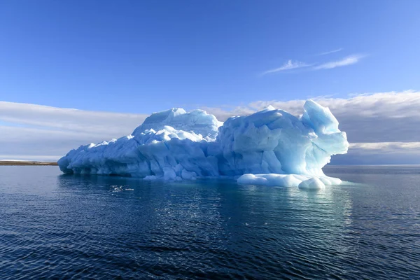 Bel Iceberg Mer Arctique Par Temps Ensoleillé Gros Morceau Glace — Photo