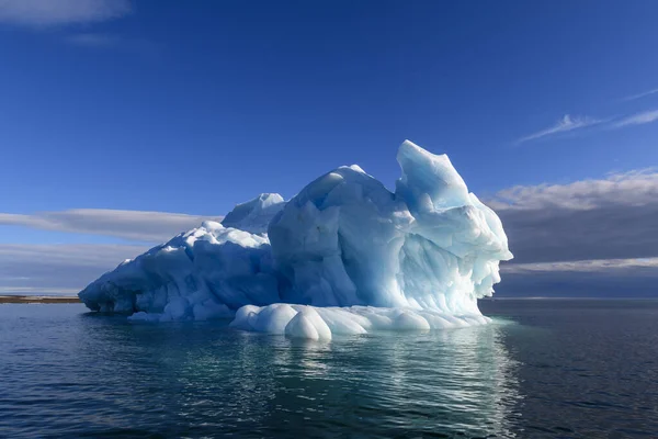 Hermoso Iceberg Mar Ártico Día Soleado Gran Pedazo Hielo Mar —  Fotos de Stock