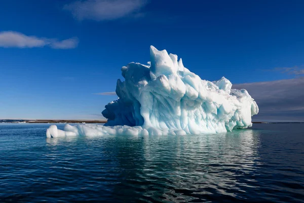 Vackert Isberg Arktiska Havet Solig Dag Stor Bit Havet Nära — Stockfoto